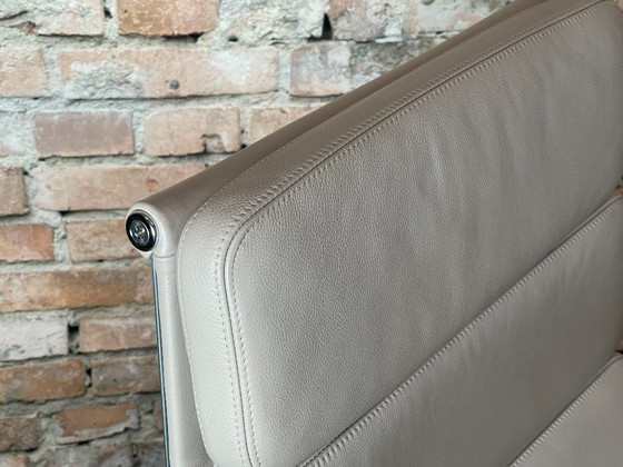 Vitra EA222 Soft Pad – Armchairs, Leather (photo 8 of 15)