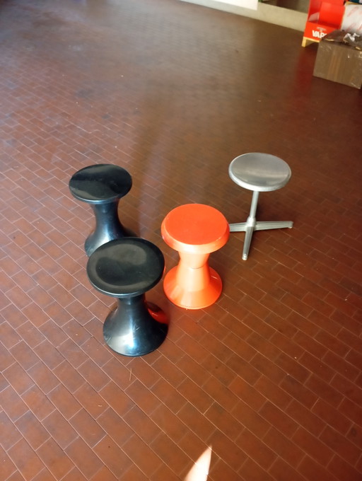 Sgabelli anni 70 due TamTam neri design Henri Massonnet e 1 arancione Giganplast originale