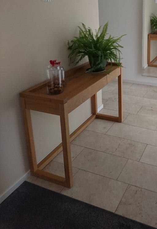 Scrivania/tavolino Ethnicraft con struttura in rovere naturale.