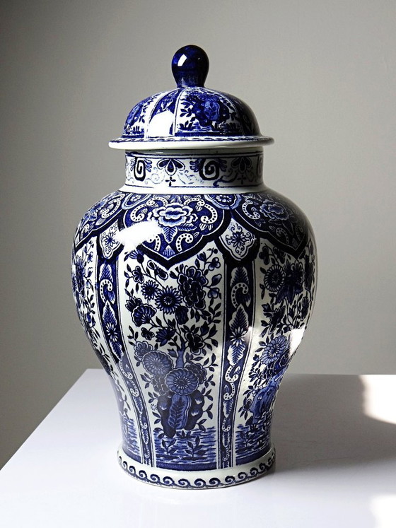 Image 1 of Grote Boch Holland Royal Sphinx aardewerken pot met deksel en Delftsblauwe decoratie.