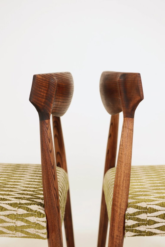 Image 1 of Set van 2 eetkamerstoelen van massief essenhout met groene jacquardstof.