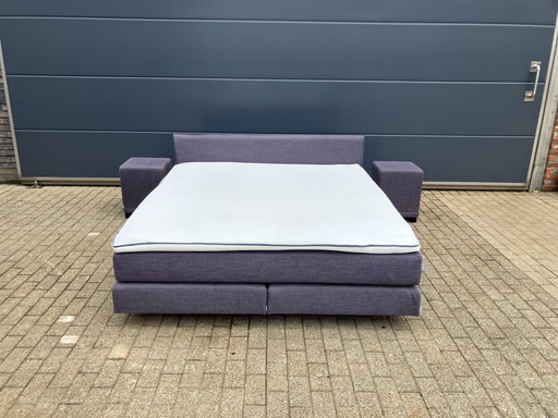 Auping Boxspring 180 x 200 in Topstaat! Incl Auping matras en Emma topper, alles zeer netjes. Incl 2 hockers (nachtkastjes)
