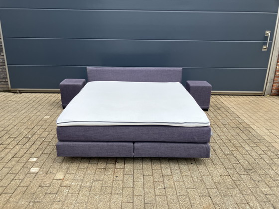 Image 1 of Auping Boxspring 180 x 200 in Topstaat! Incl Auping matras en Emma topper, alles zeer netjes. Incl 2 hockers (nachtkastjes)