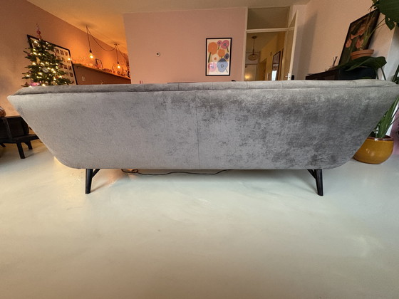 Image 1 of Wunderschönes 3-Sitzer-Sofa und passender Hocker aus Samt von Wulf Wonen