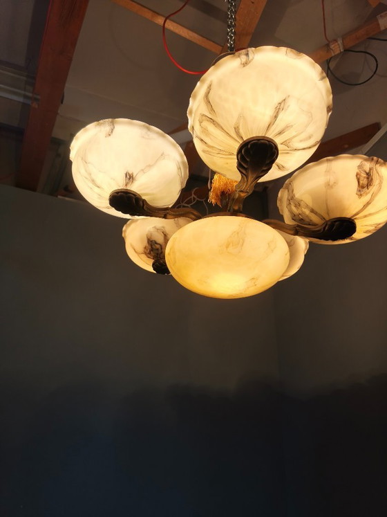 Image 1 of Lustre Art Déco tchèque des années 1940 en laiton et verre opalin