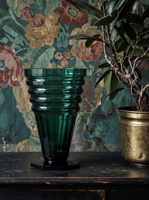 Large Antique Art Deco Cut Emerald Crystal Vase, Bohemia 1920-1930 – vazen (photo 2 of 14)