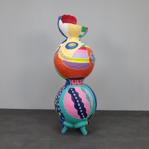 Sculpture contemporaine vibrante en papier mâché