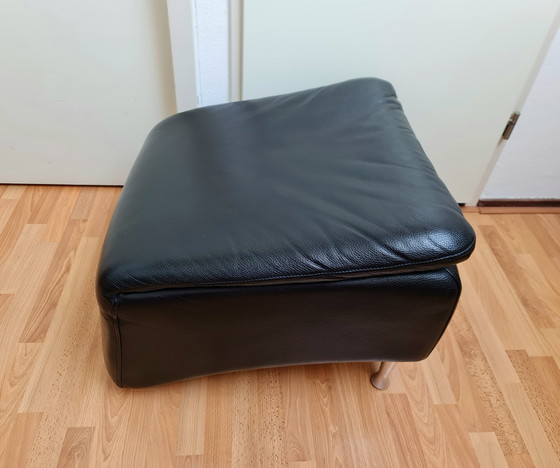 Image 1 of Puf reposapiés otomano Schillig de cuero negro