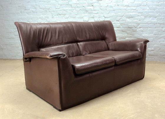 Canapé deux places en cuir marron chocolat, modèle Lauriana, créé par Afra et Tobia Scarpa pour B&B Italia. (photo 15 of 23)