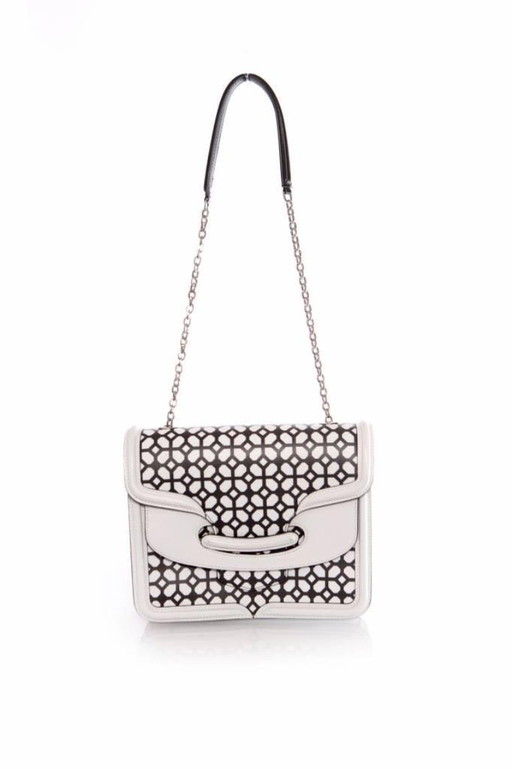 Borsa a tracolla Alexander McQueen, modello Heroine, in bianco e nero.