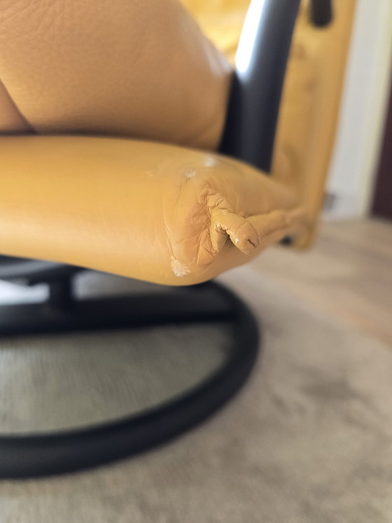 Image 1 of Fauteuil pivotant Rolf Benz jaune ocre