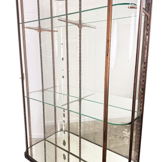Image 1 of Grote antieke museum vitrinekast met gebogen glas – bronskleurig metalen vitrinekast
