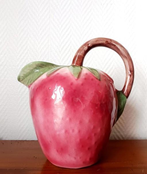 Brocca vintage in terracotta per fragole
