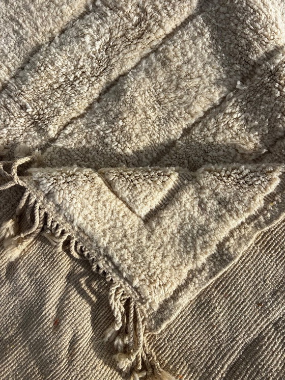 Image 1 of Nieuw handgeweven Marokkaans Mrirt-tapijt van natuurlijke wol – minimalistisch geometrisch ontwerp