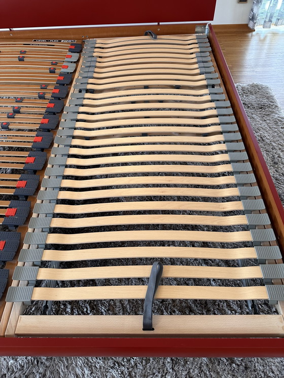 Image 1 of Letto 180 x 200 in legno massello con piedini in acciaio inox e rete a doghe.