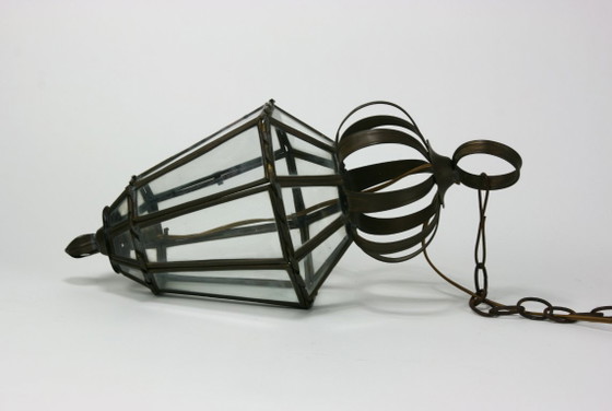 Paar kleiner Hängelaternen aus Messing mit mattiertem Glas – polygonale Kuppelform, italienischer oder (photo 3 of 6)