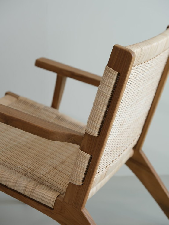 Image 1 of Poltrona lounge Valbona realizzata in teak massello e rattan intrecciato a mano.