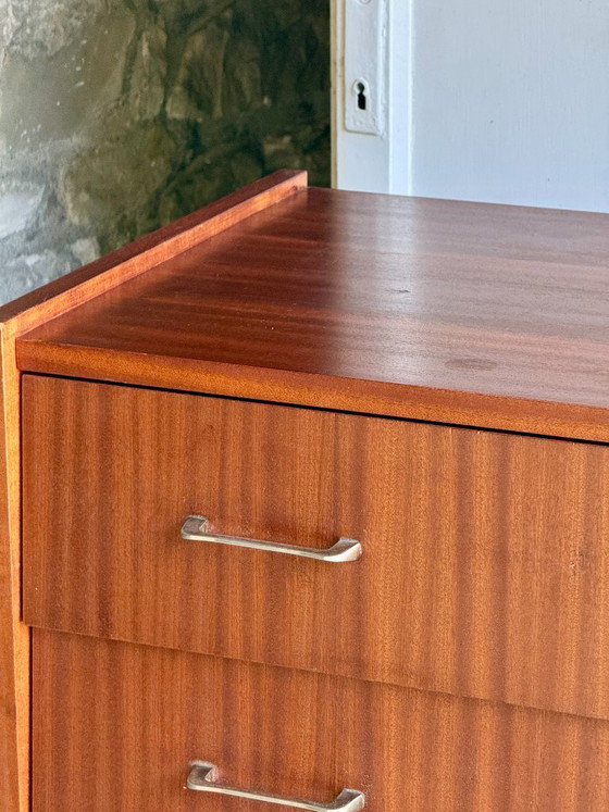 Kirschfarbene Holzkommode – Kommoden, Metal, Wood (photo 13 of 18)