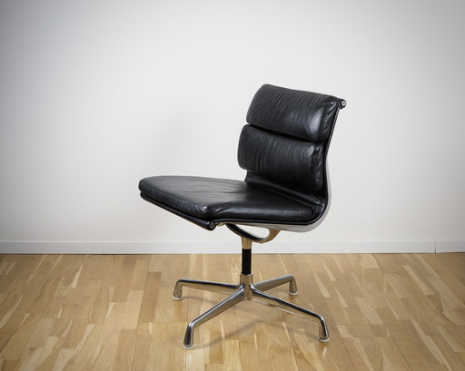Vitra Eames Soft Pad Chair EA 205 in Leder schwarz