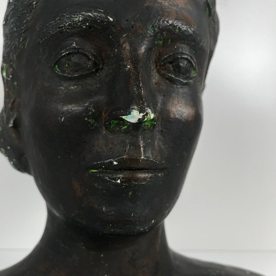 Image 1 of Neoclassicistische gipsen buste van een vrouw, vervaardigd door M. Mongey, 20e eeuw.