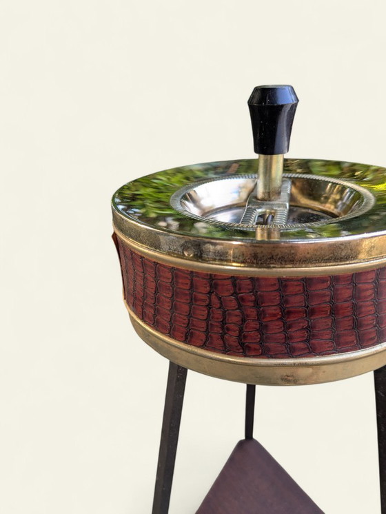 Image 1 of Raro posacenere d'epoca in piedi anni '60/'70 con ripiano in teak e aspetto in pelle di serpente rossa