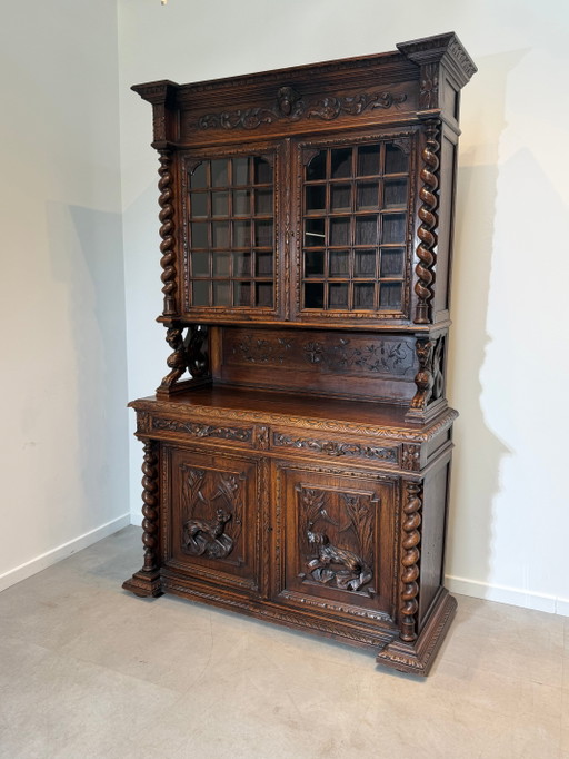 Vitrina antigua de roble tallado con columnas en espiral. – vitrinekasten