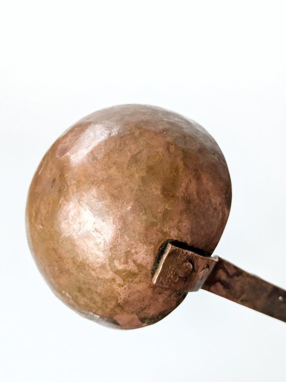 Image 1 of Grande mestolo vintage in rame con manico inciso a mano, decorazione da cucina in stile primitivo europeo.