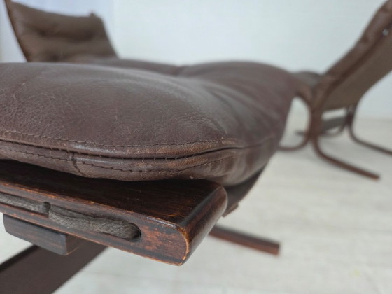 Image 1 of Design norvégien des années 1970 par Ingmar Relling, modèle « Siesta », ensemble de 2 chaises avec repose-pieds