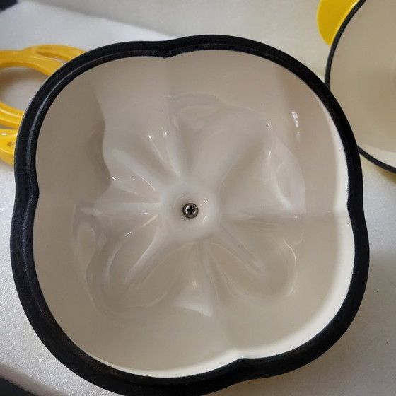 Image 1 of Enamelled cast iron casserole dish, yellow bell pepper