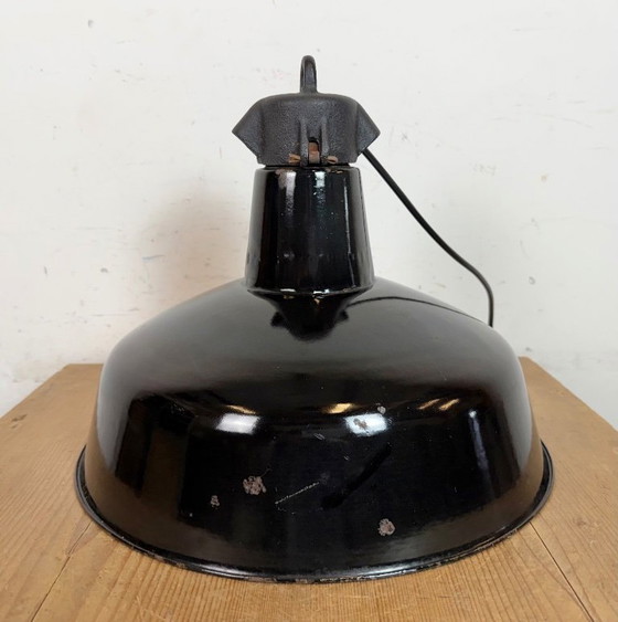 Image 1 of Industriële zwarte geëmailleerde fabriekslamp met gietijzeren bovenkant, jaren 50