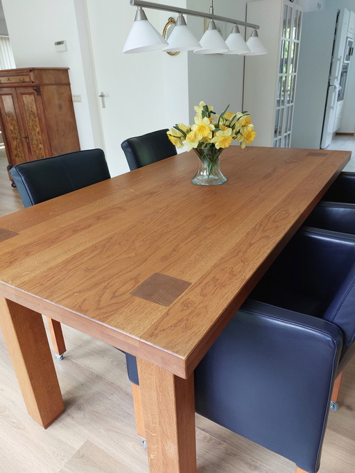 Sturdy oak dining table for sale - like new!