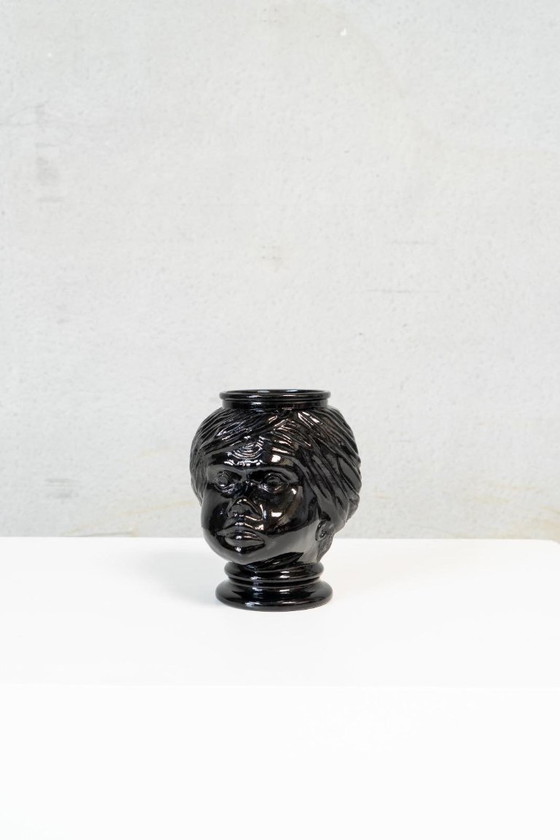 Image 1 of Dekorative schwarz glasierte Kopfvase