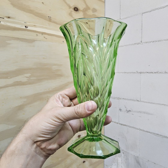 Vase Antique Art Déco Bohémien en Uranium / Verre Géométrique Effilé (Verre de Bohème) – Glass (photo 10 of 15)
