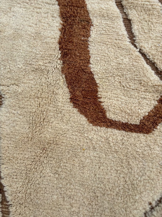 Image 1 of Berber Marokkaans Mrirt wollen tapijt 210x300 cm – Handgeweven neutraal Berber tapijt