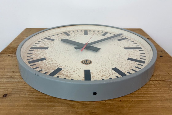 Grande orologio da parete industriale grigio da stazione di CTW, 1960 – Vetro, Ferro (photo 8 of 18)