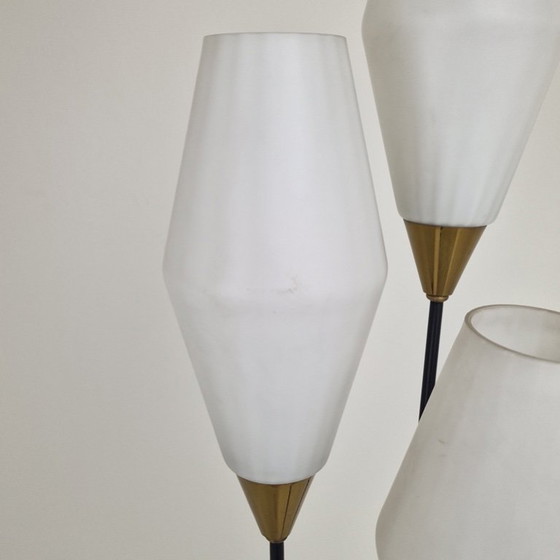 Image 1 of Lampadaire trépied en verre opalin et laiton, Italie, années 1950