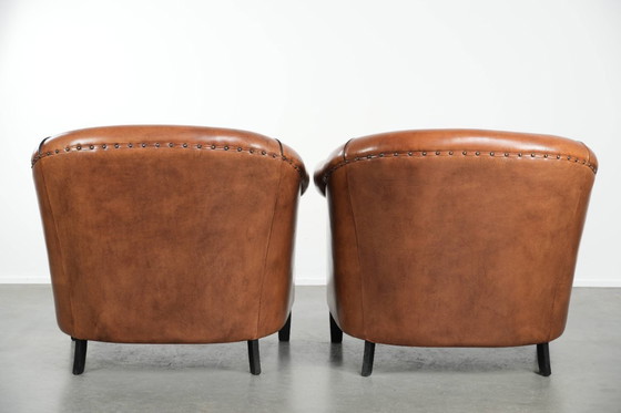 Image 1 of 2 grands fauteuils club en peau de mouton, en bon état