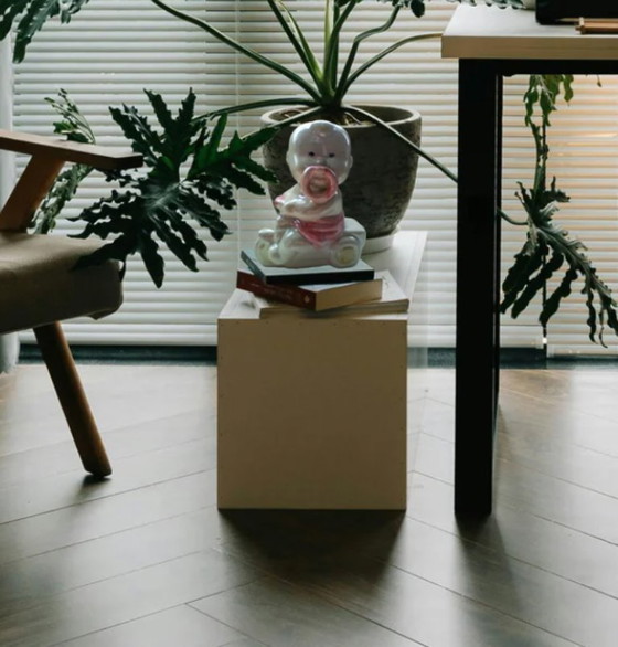 Image 1 of Lüsterware-Figur aus der Mitte des 20. Jahrhunderts – Baby auf Dreirad – Davis & Freeman (Japan/USA)