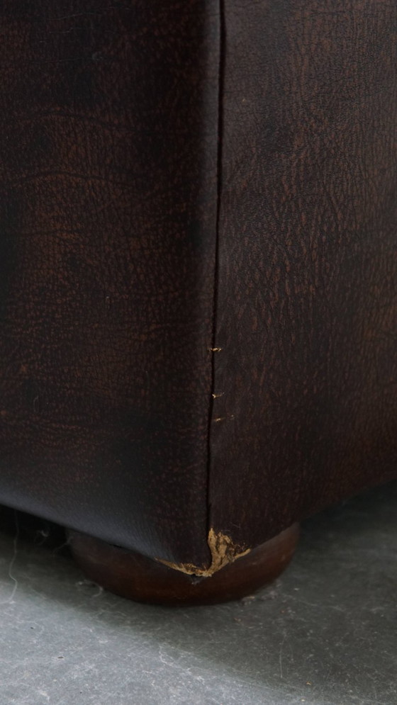 Image 1 of Donkerbruine Engelse rundleren chesterfield fauteuil met siernagels