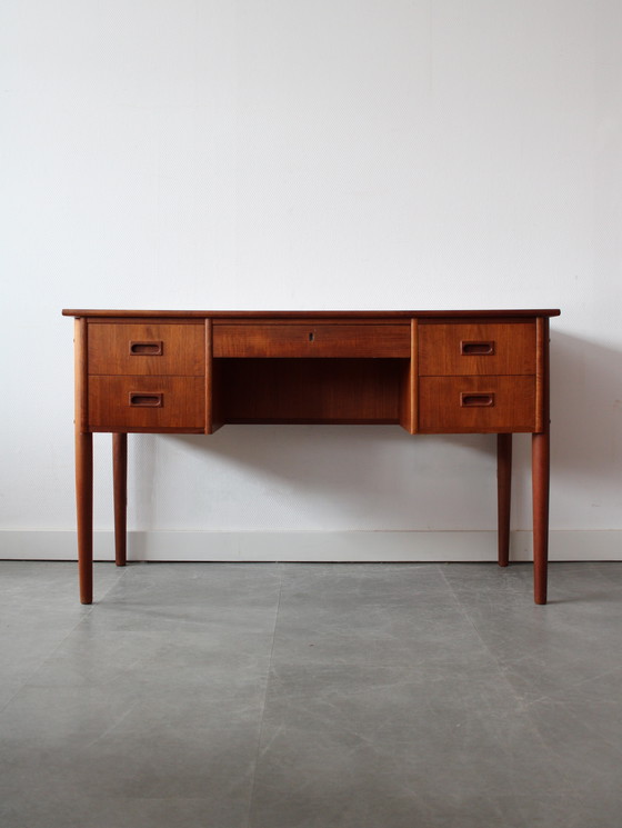 Image 1 of Vintage Deens vrijstaand bureau in teak