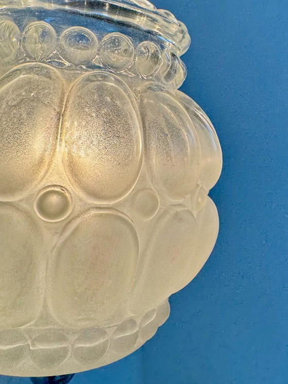 Image 1 of Een paar vintage wandlampen van verchroomd metaal met bubbelglas, Frankrijk, 1950.