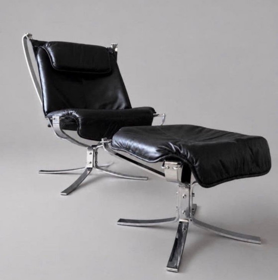 Image 1 of Sigurd Ressell – Falcon fauteuil met hoge rugleuning en voetenbank – Chroom en zwart leer – Noorwegen, ca. 1980
