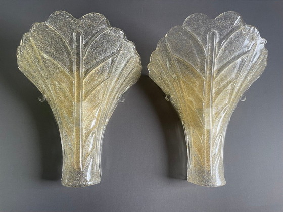 Image 1 of XL groot paar kunstglazen 90 kandelaars van Murano. Barovier en Toso stijl. Amberkleurige Graniglia en vergulde metalen frames.