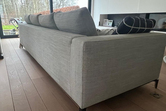 Image 1 of Il divano Minotti a 4 posti e il pouf Andersen abbinato sono acquistabili separatamente