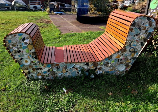 Einzigartige Design Gartenbank mit Mosaik und Holzlatten