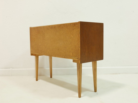 Image 1 of Commode/armoire d'entrée vintage des années 1960 – makoré et bouleau, poignées en laiton, style Mid-Century
