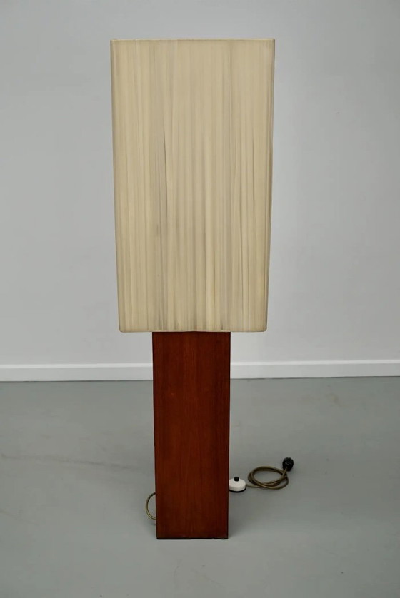 Image 1 of Grand lampadaire vintage en teck avec abat-jour carré beige, années 1960/70
