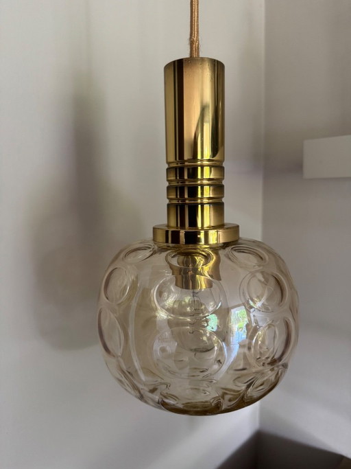 Deux suspensions uniques de style Mid-Century, en verre fumé et laiton, soufflées à la bouche.