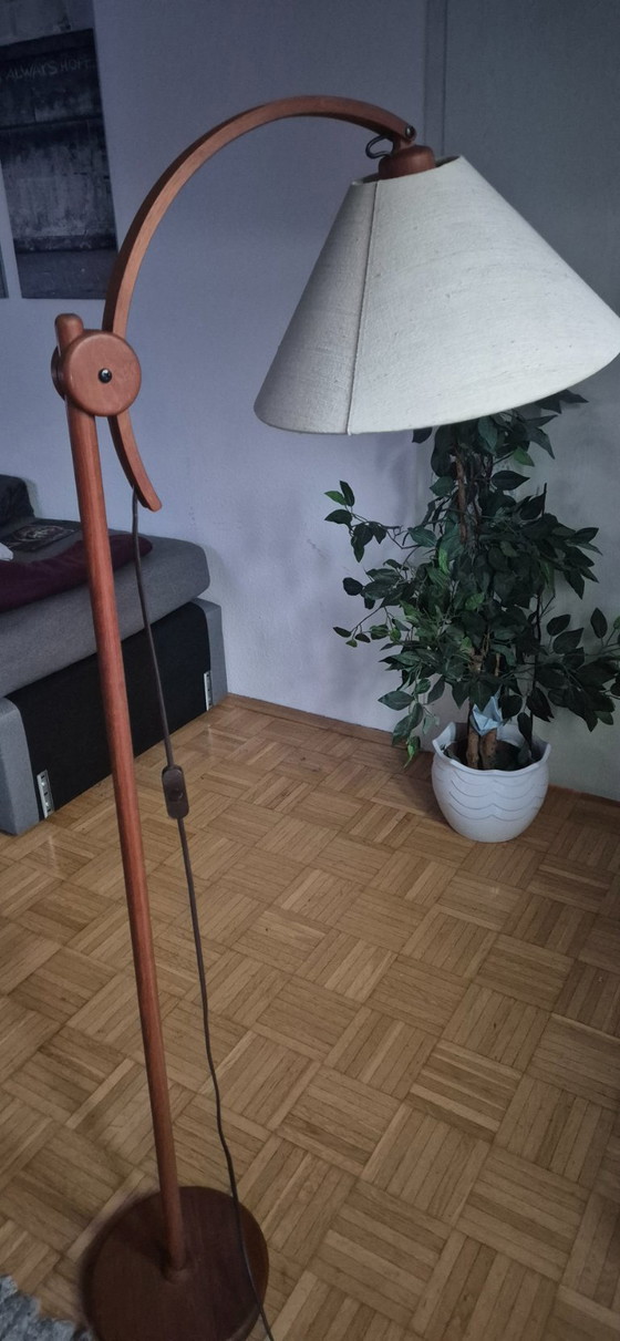 Image 1 of Schöne Teak - Stehlampe in wunderbarem dänischem, skandinavischen Design. Hersteller Domus in den 60er/70er Jahren. Ausführung G
