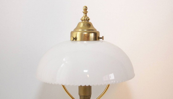 Image 1 of Tafellamp glazen kap opaal glas kunststeen messing 46cm 80s vintage